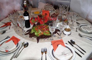 Mesa decorada para celebrar la cena de Nochebuena