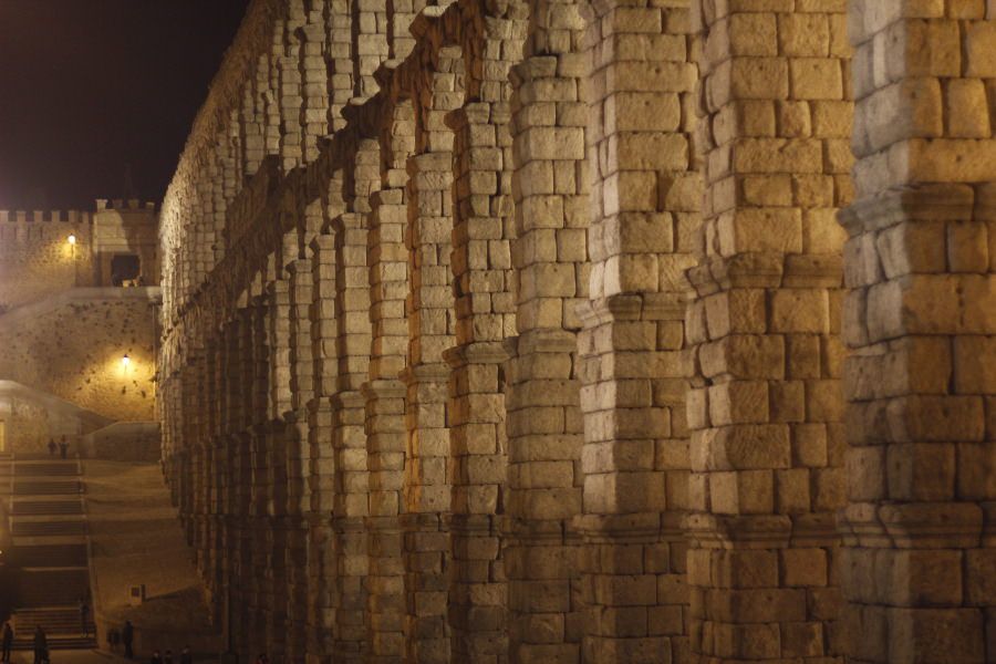 El Acueducto, de noche