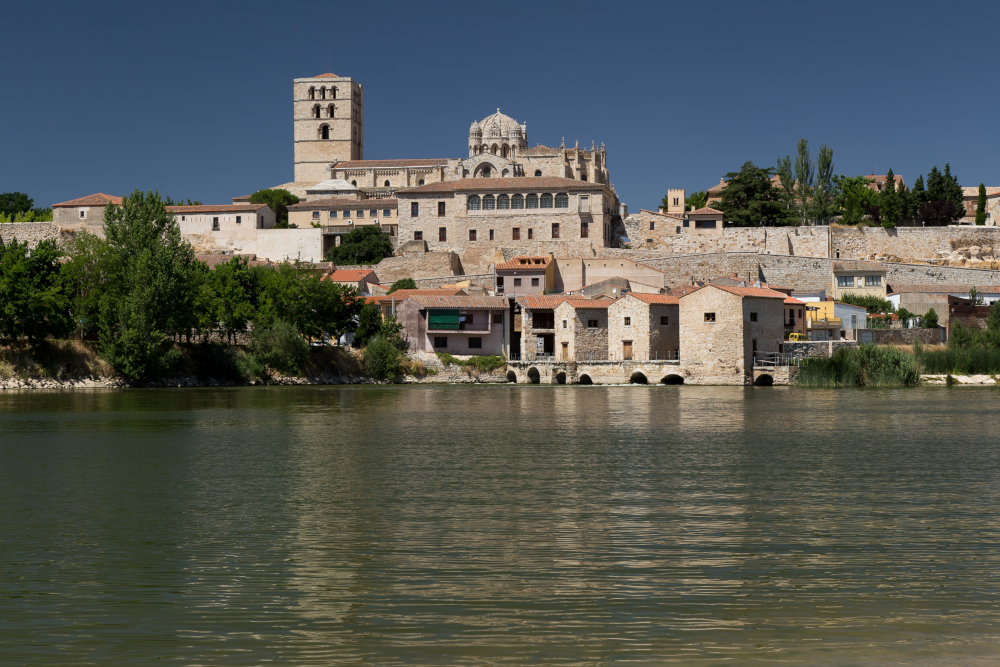 Vista del casco histórico de Zarmora desde la otra orilla del río Duero