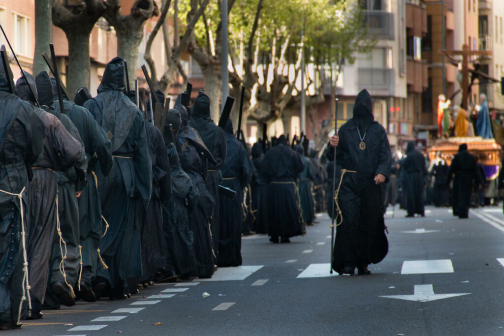 Cofrades de una procesión de Semana Santa en Zamora (Castilla y León)